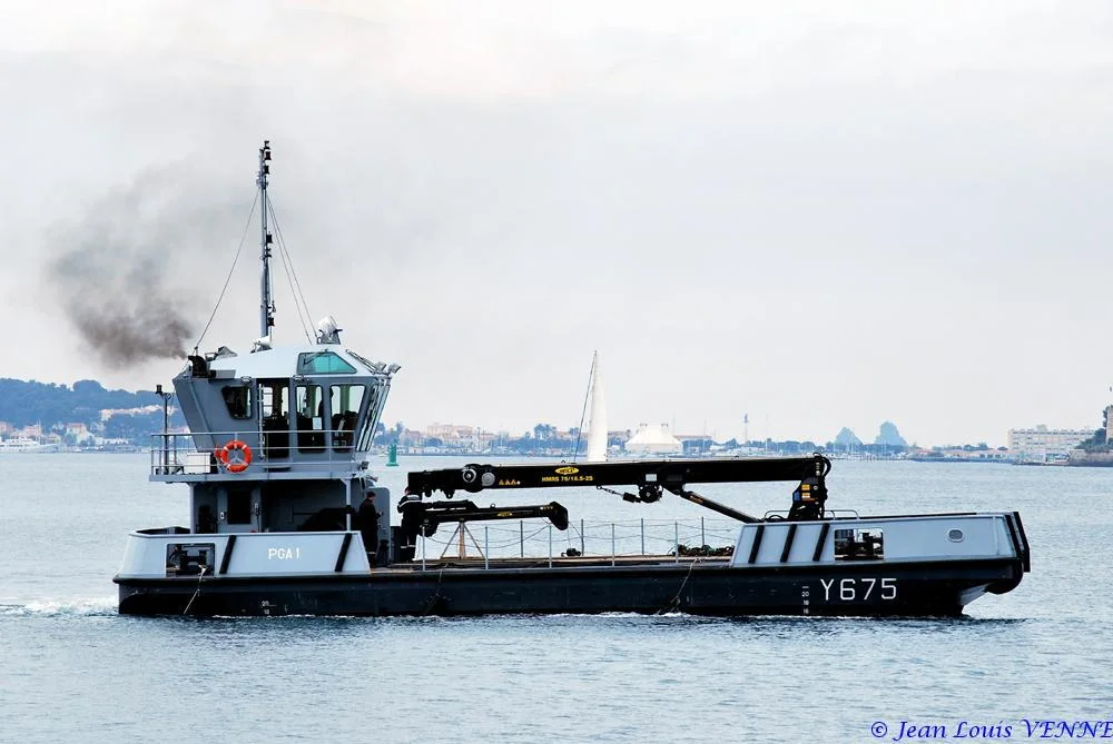 Un des pontons-grue du port de Toulon