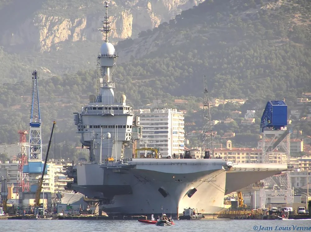 Le Charles de Gaulle entre au bassin