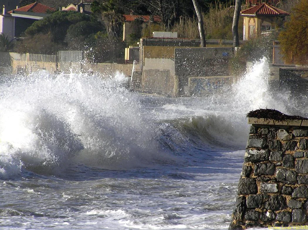 Les vagues se brisent sur le mur de protection