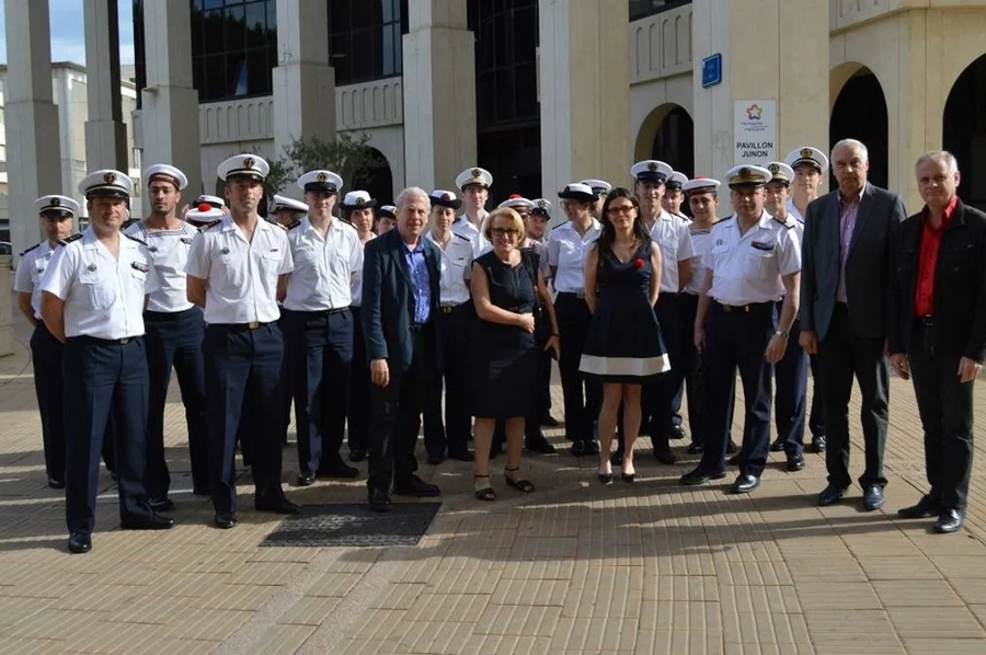 Une délégation de la frégate Languedoc devant la mairie de Montpellier