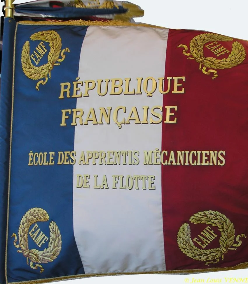 Le drapeau de l'école des apprentis-mécaniciens de la Flotte