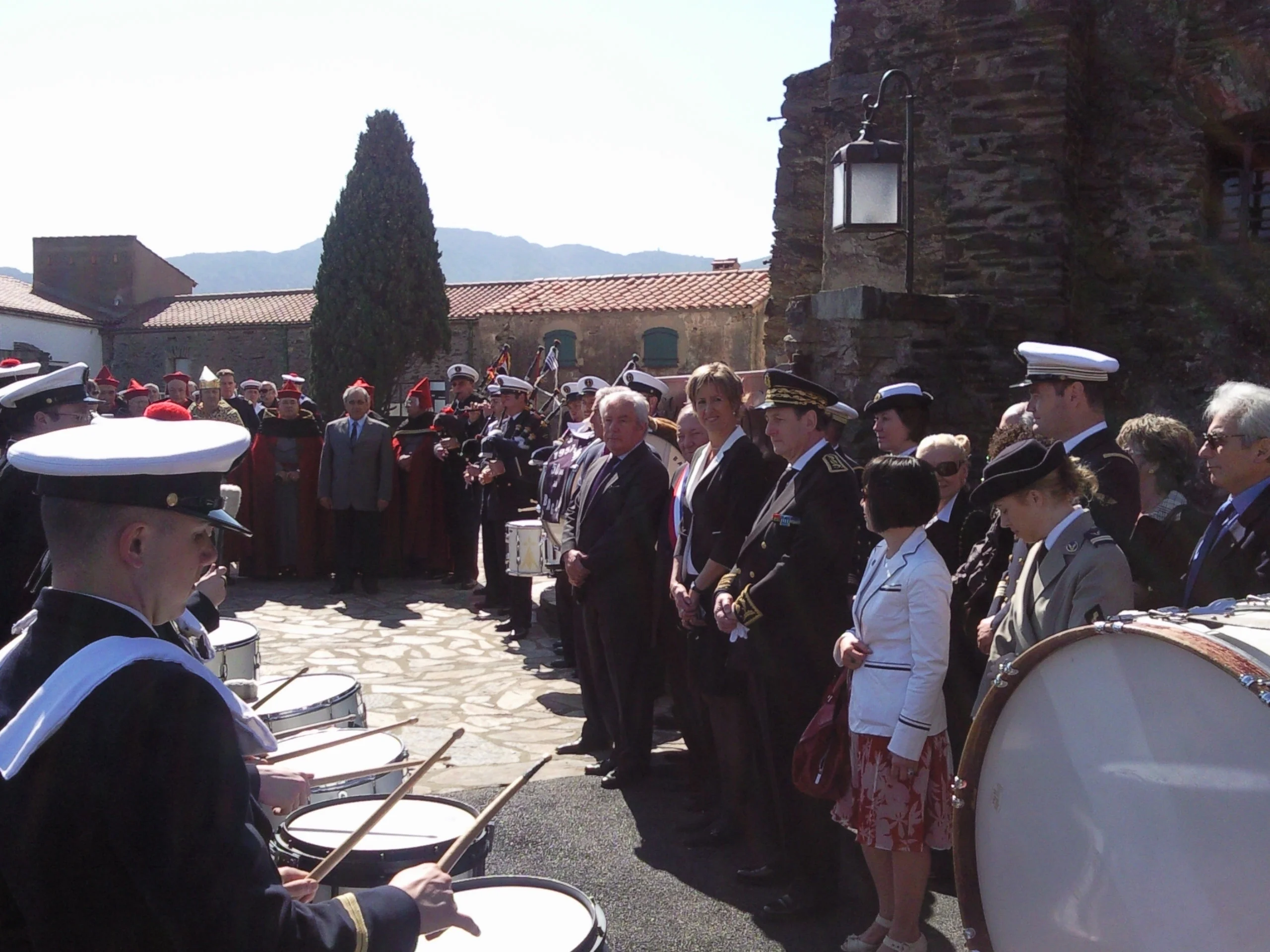 Le bagad et les autorités lors de la cérémonie officielle
