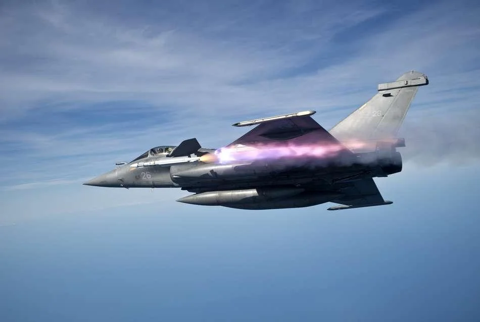 Tir d'un missile Mica depuis un Rafale Marine