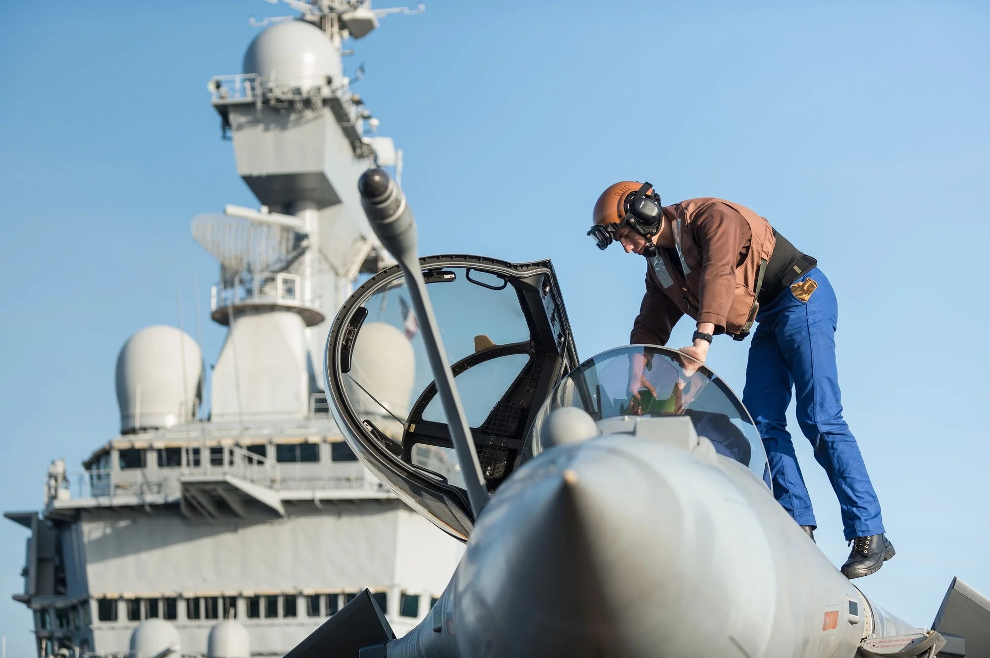 Un Rafale sur le pont du Charles de Gaulle