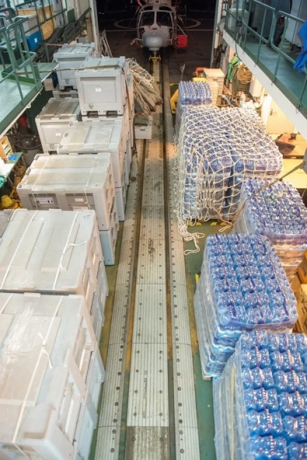 L'hélicoptère Panther de la 36F à bord de la frégate Ventôse, ayant embarqué vivres et eau