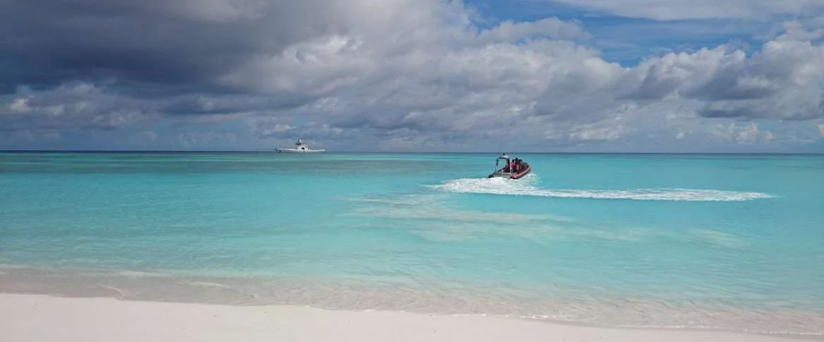 L'Adroit au large de l’île des Glorieuses
