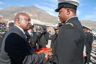 Le ministre de la défense remet une médaille aux membres d'équipage du sous-marin