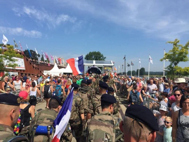 Cinq aspirants de la promotion EN16 participent à la marche des 4 jours de Nimègue