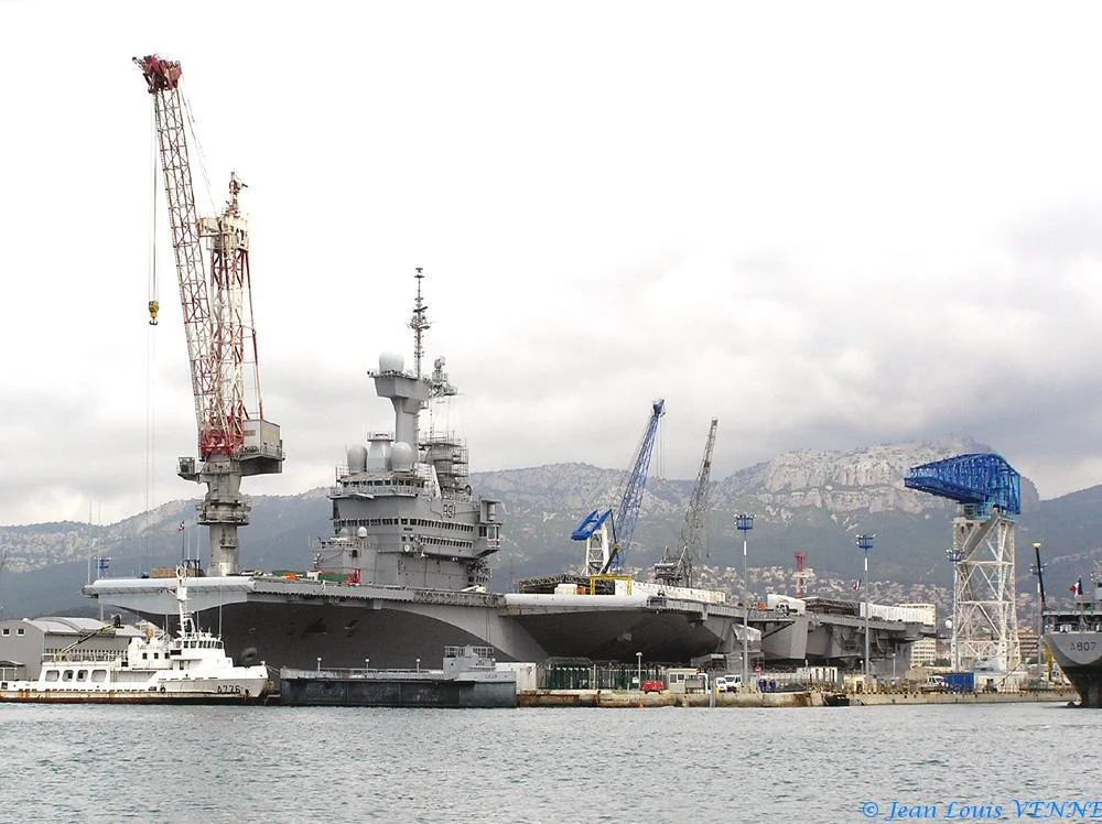 Le Charles de Gaulle sans protection ... provisoirement