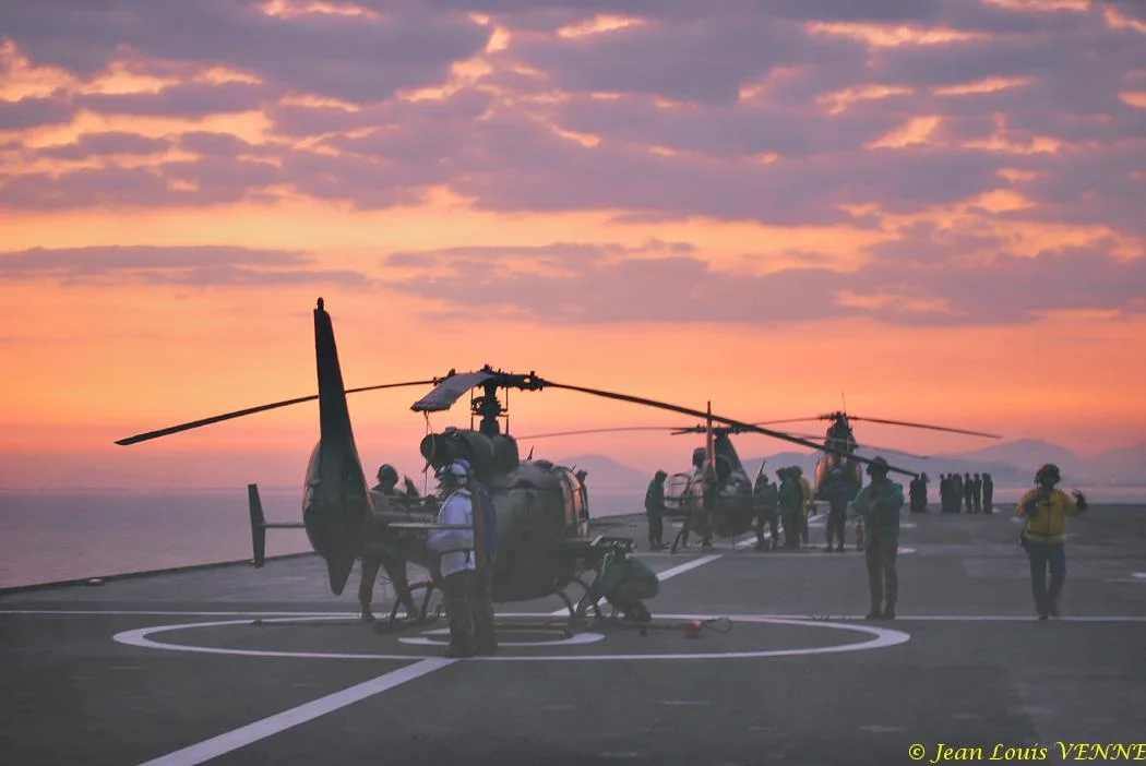 Coucher de soleil sur des Gazelle de l'ALAT