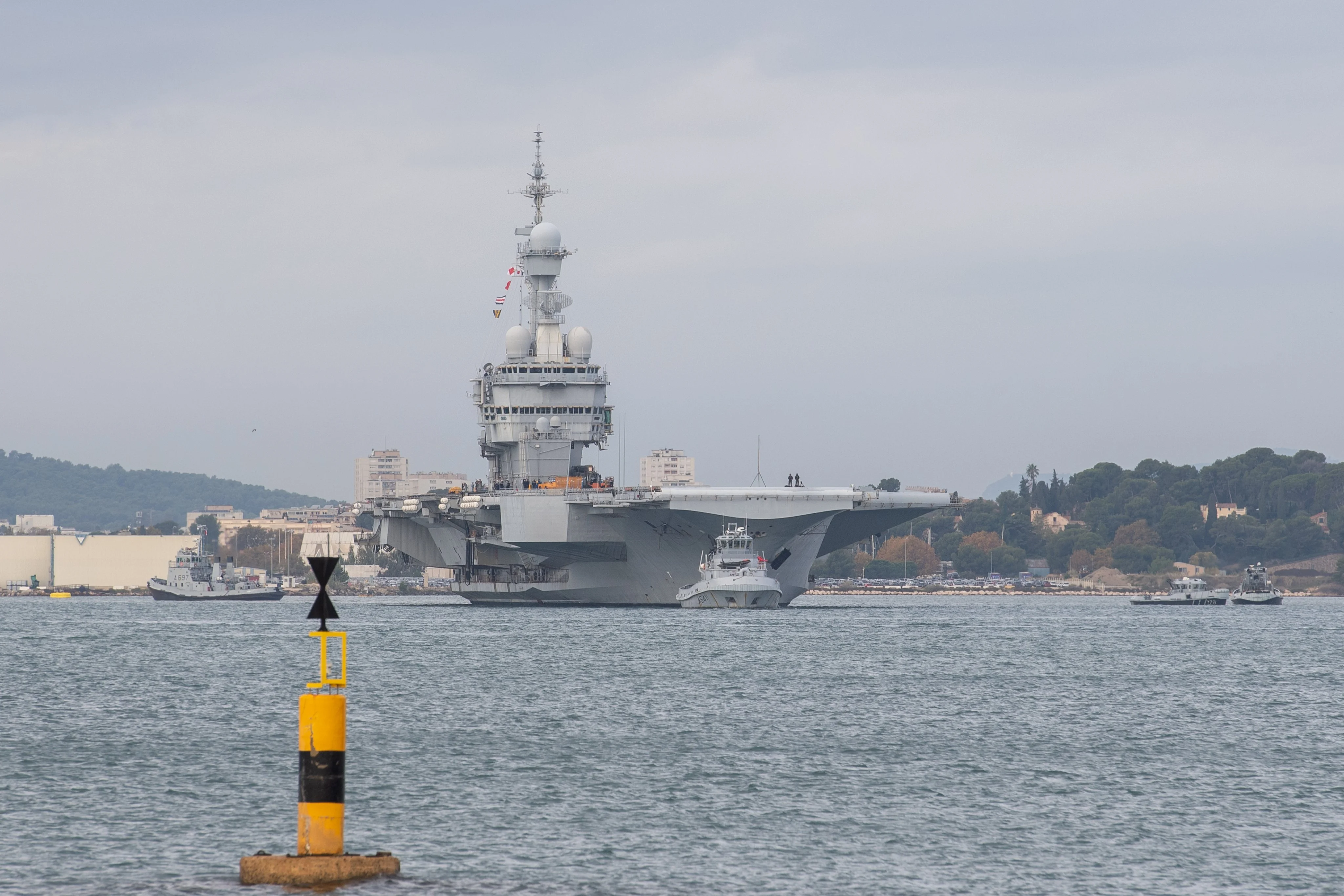 Le porte-avions Charles de Gaulle appareille de Toulon