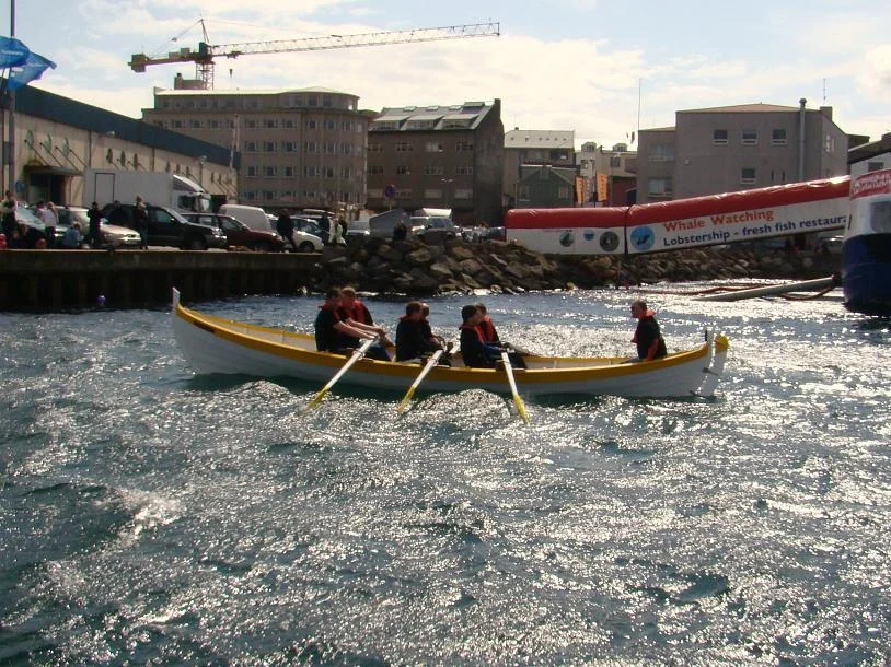 Des membres de l’équipage participent à une course sur un bateau local