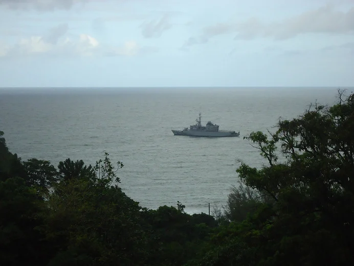 La frégate Prairial au mouillage en baie «Taaoa »