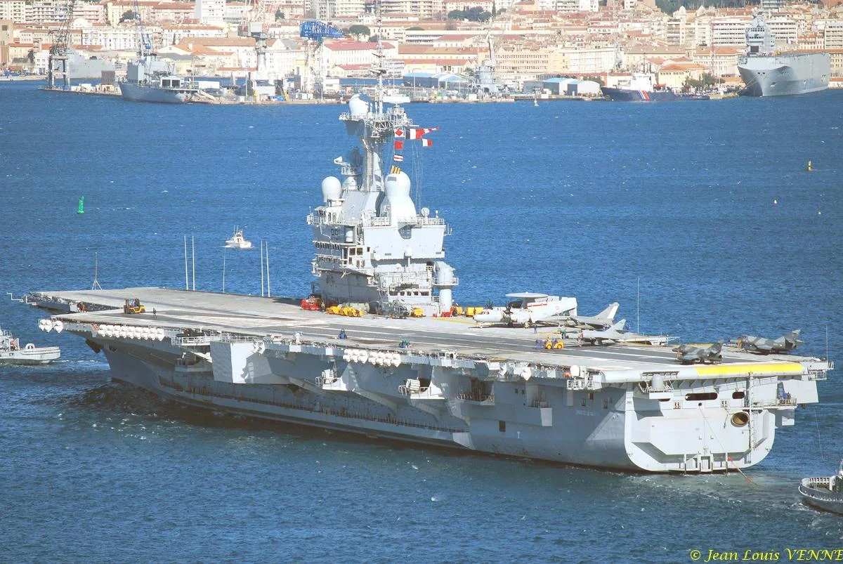 Le porte-avions Charles de Gaulle rentre de mer
