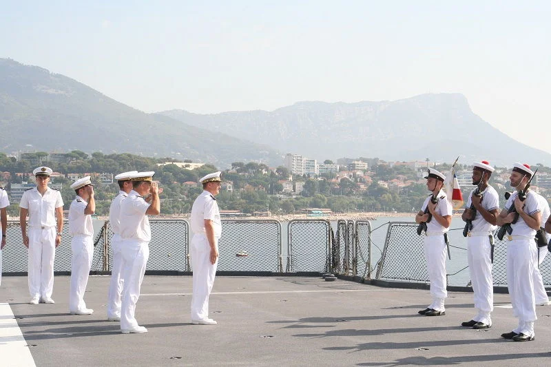 L'amiral Hello salue la garde d'honneur