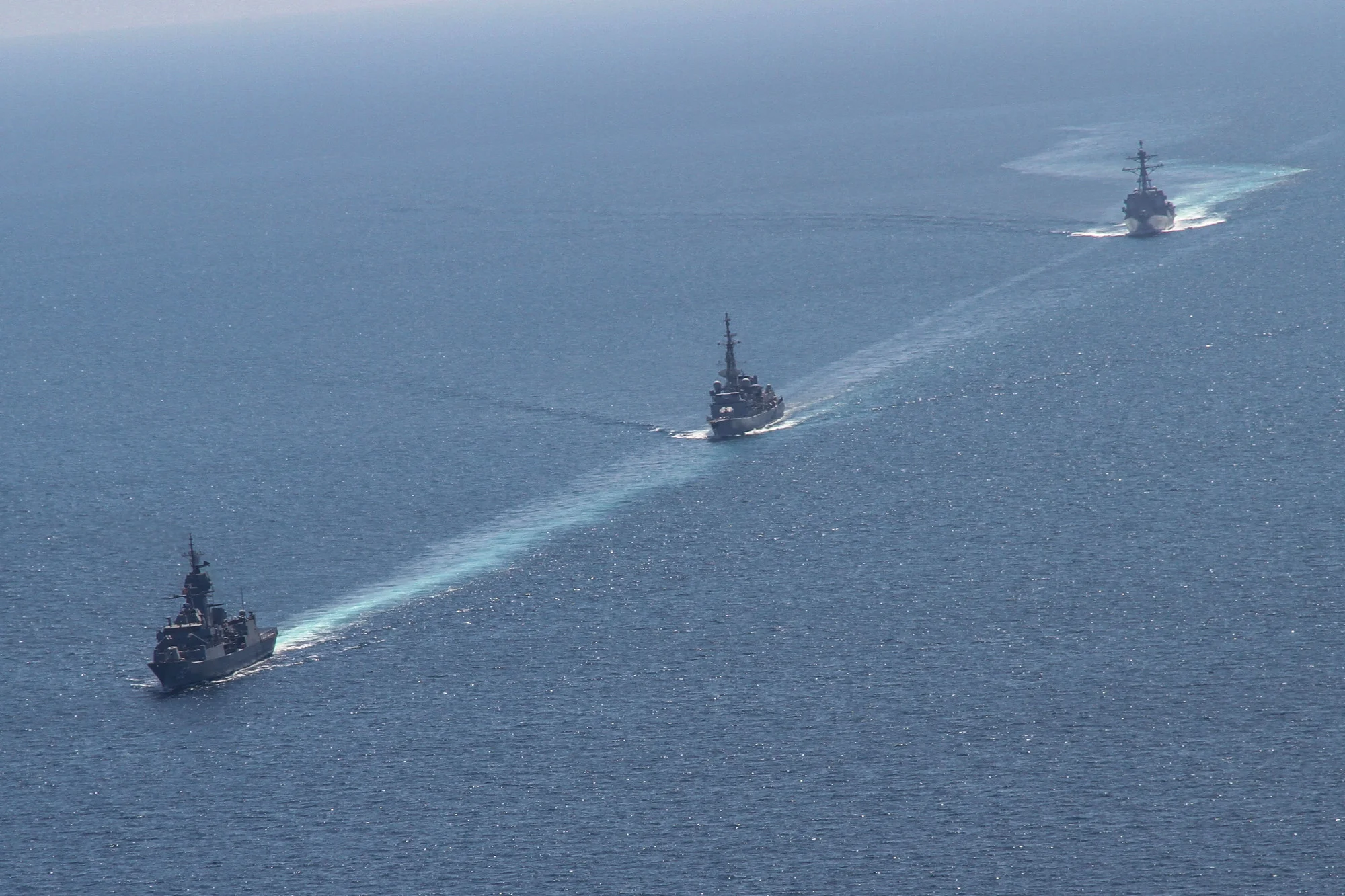 Les frégates française Jean de Vienne, australienne HMAS Warramunga et américaine USS Halsey