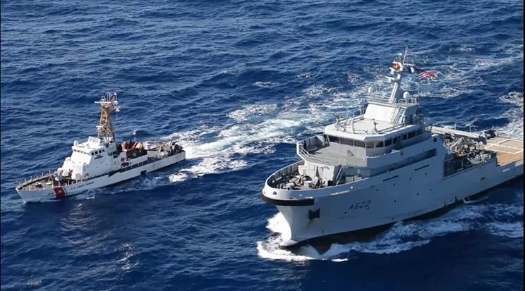 Le Bougainville et un patrouilleur des Gardes-Côtes américains