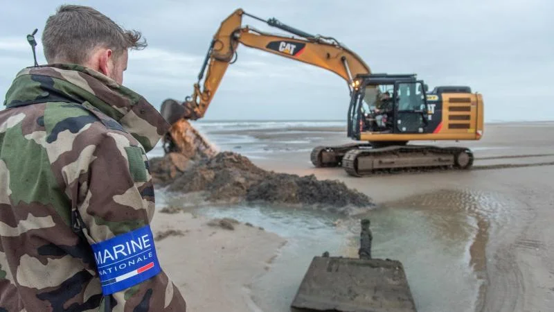 Les plongeurs démineurs préparent la neutralisation de deux pieux Rommel sur la plage de Wissant