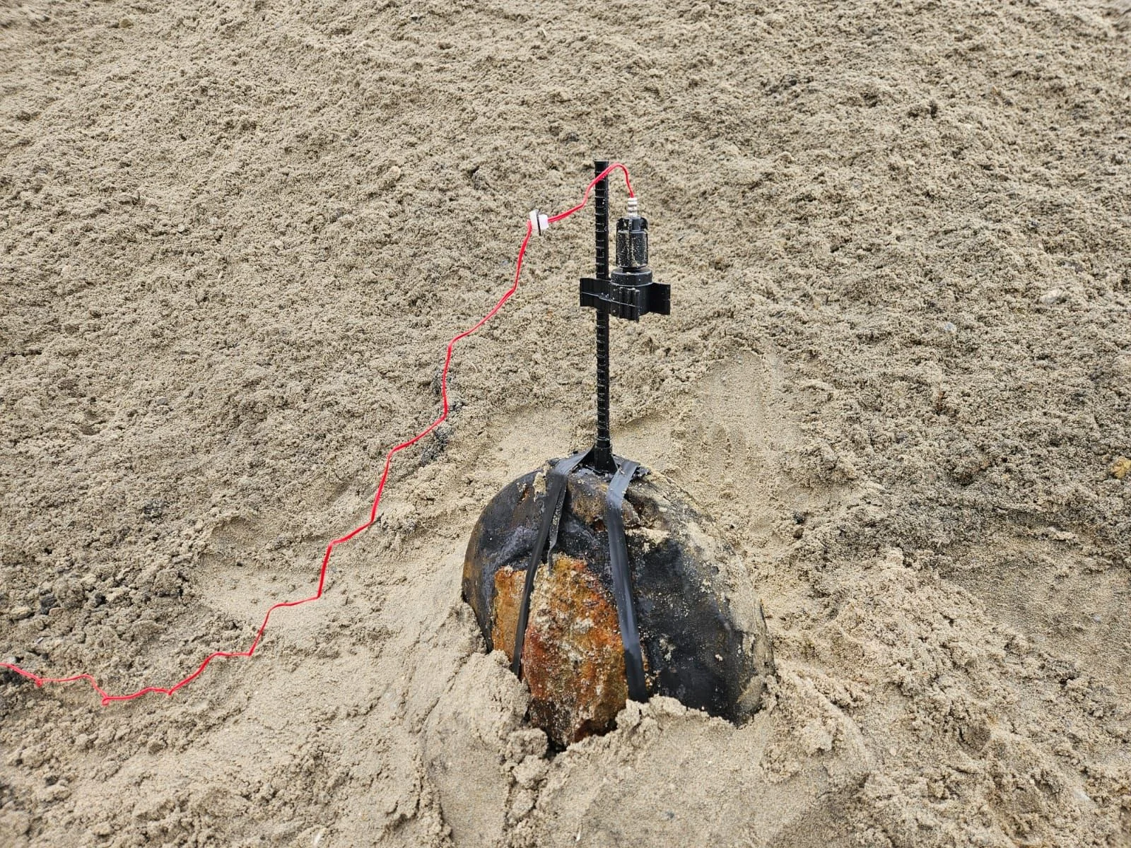 Un obus préparé par les plongeurs-démineurs en vue de sa neutralisation