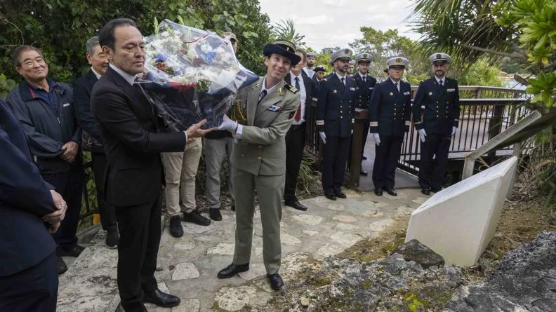 Cérémonie d’hommage à deux marins français décédés dans des circonstances inconnues en 1846 au Japon
