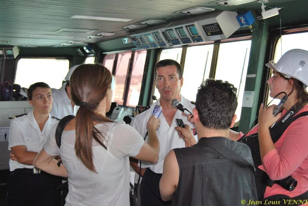 Le Charles de Gaulle sort du bassin