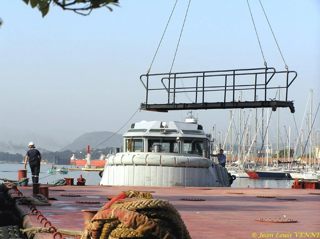 La grue flottante GFA3 dans le Carré du port de Toulon