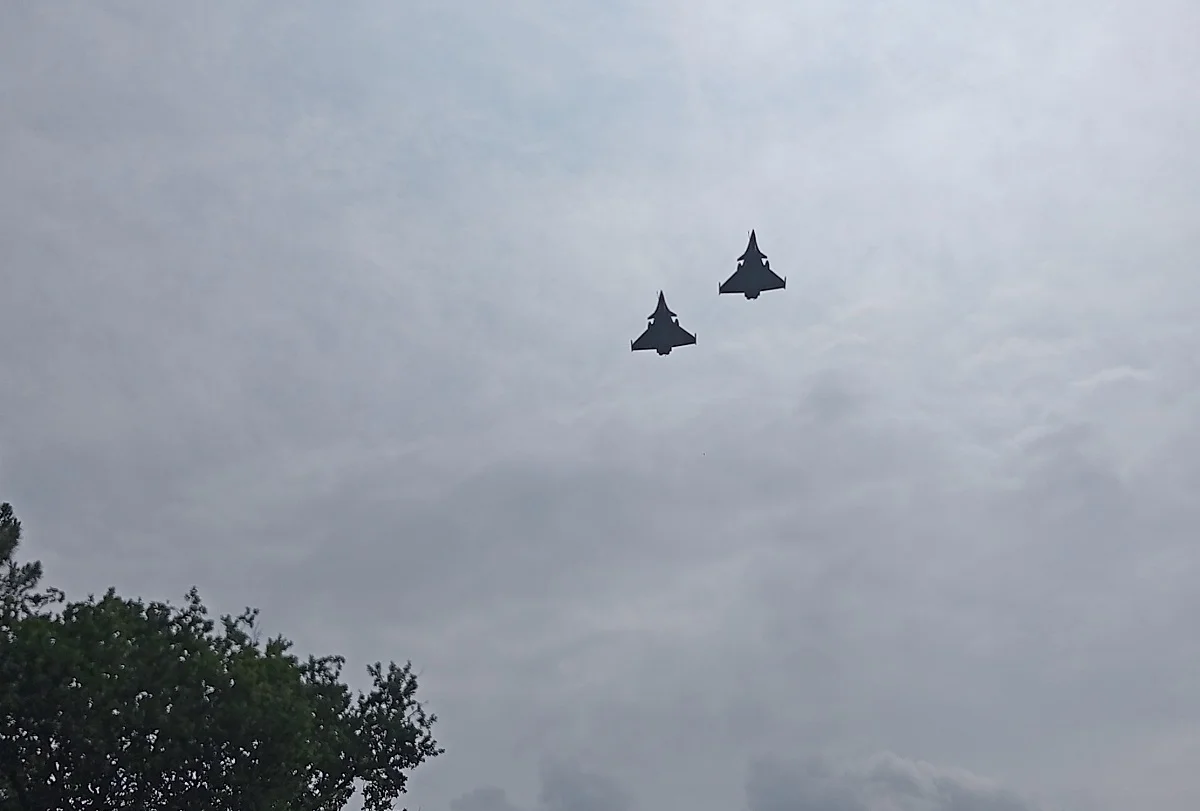 Deux chasseurs Rafale marine survolent le petit village de La Lande-Chasles