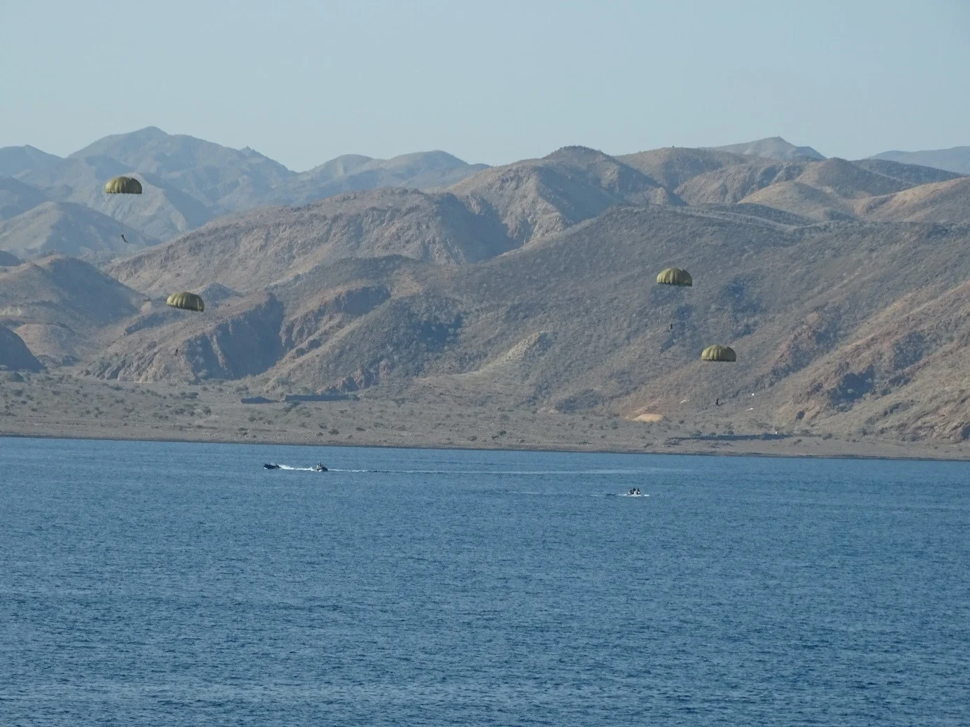 Largage de parachutistes en mer