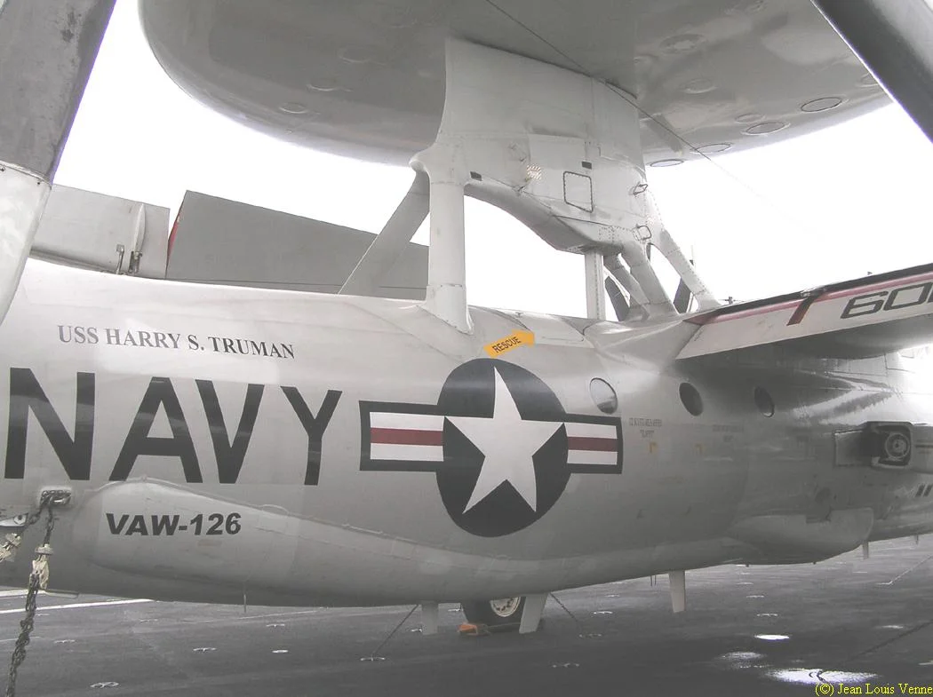 Un avion de guet aérien E-2 Hawkeye