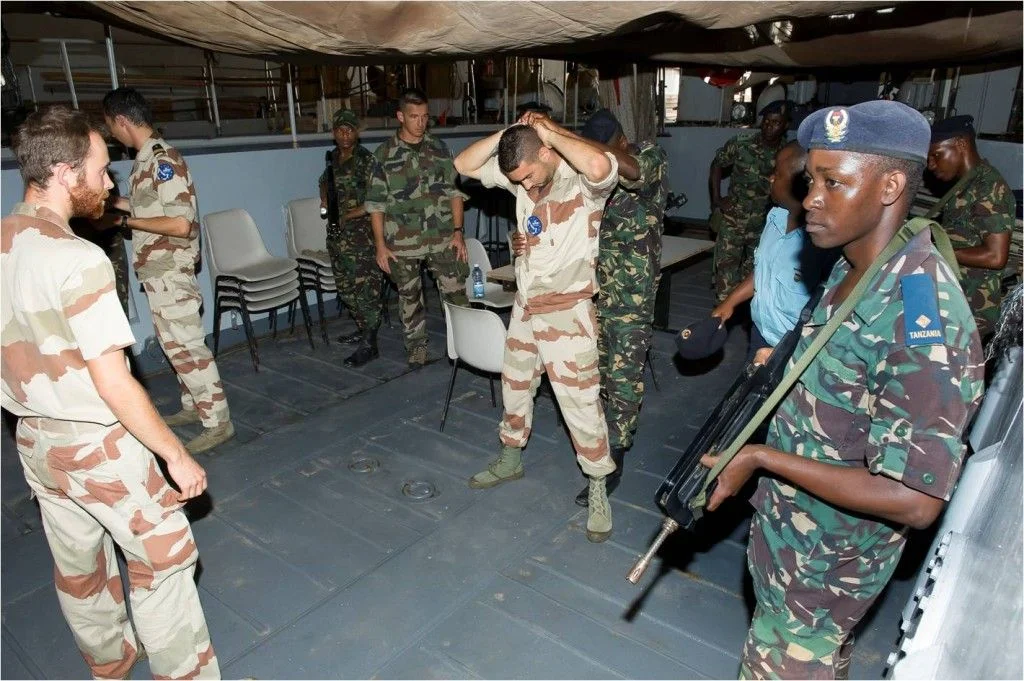Le Siroco s’entraîne avec la marine tanzanienne au cours d’une escale à Dar Es Salaam 