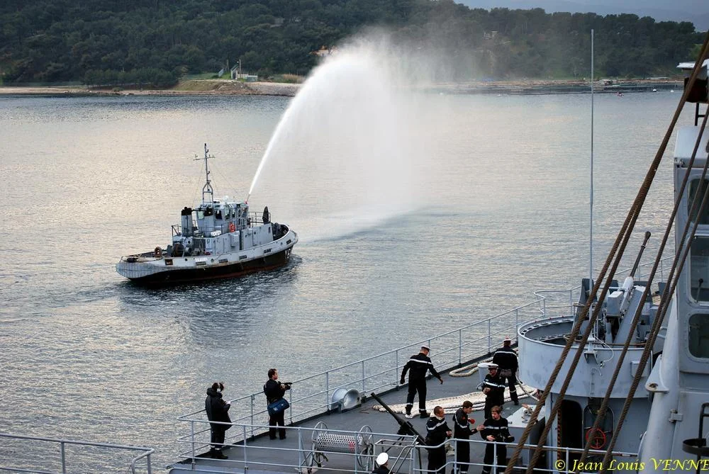 Un remorqueur de la base navale salue le retour du Jules Verne