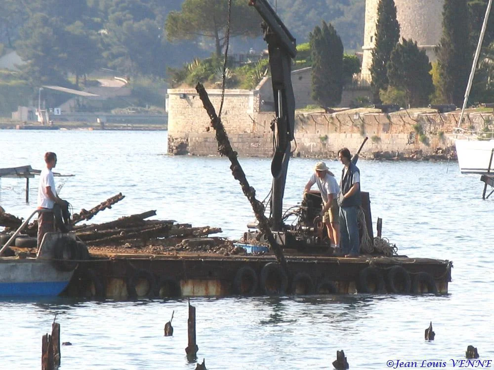 Extraction des pieux dans l’anse du Balaguier