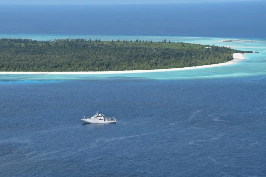 Le bâtiment hydrographique et océanographique Beautemps-Beaupré dans le sud de l’océan Indien