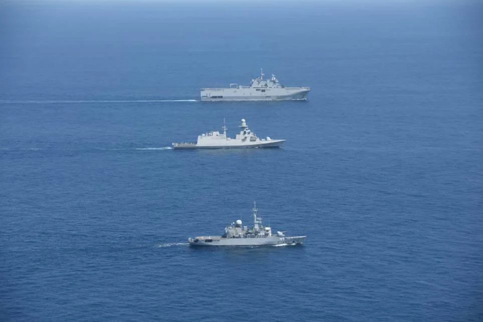 Le porte-hélicoptère Dixmude, la frégate Ventôse et la frégate italienne Federico Martinengo