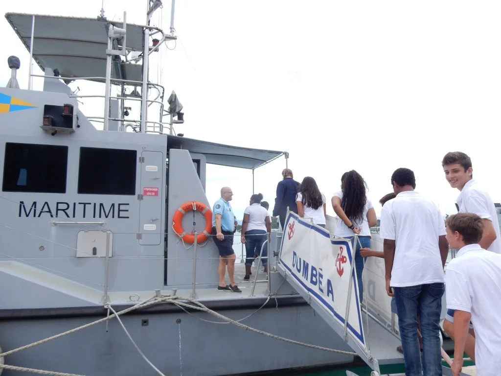 Des élèves du collège de Magenta visitent la vedette de gendarmerie Dumbéa