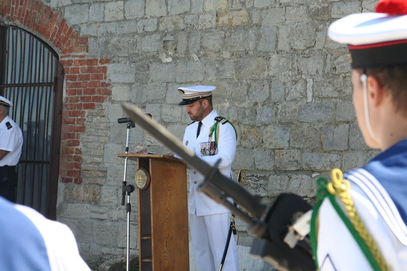 Le capitaine de frégate Pierre Leroy s'adresse à l'équipage