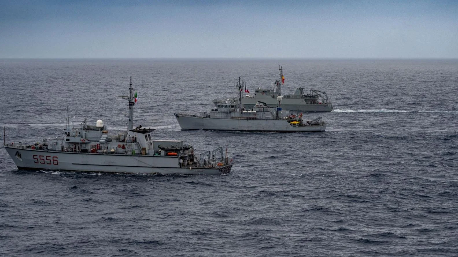 Le chasseur de mines Céphée et des chasseurs italien et espagnol