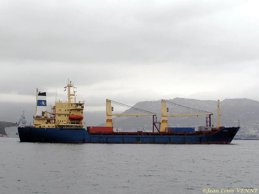 Le cargo Afra en route pour le large