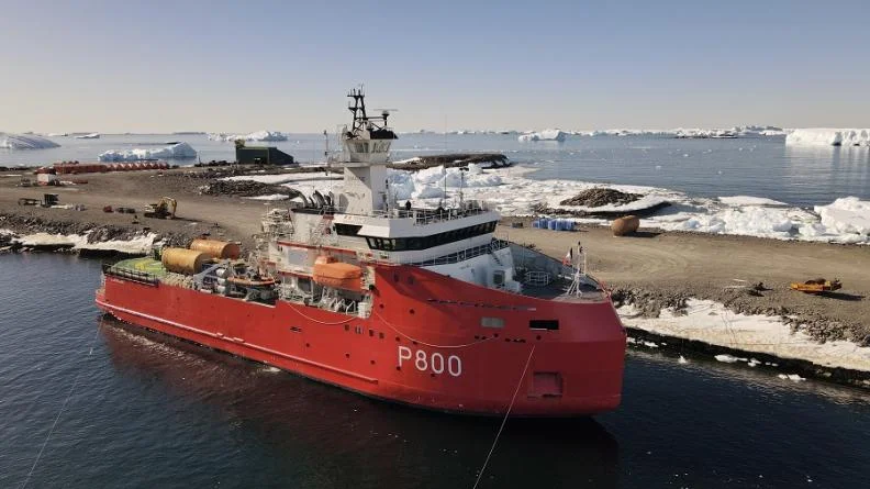 Le patrouilleur polaire L’Astrolabe au pied de la station polaire française Dumont d’Urville