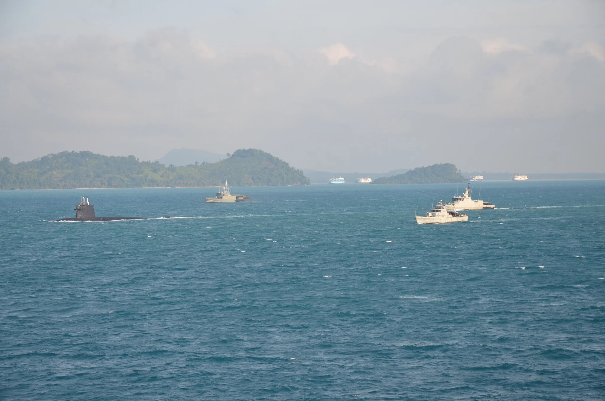 L'Emeraude et les 3 bâtiments indonésiens