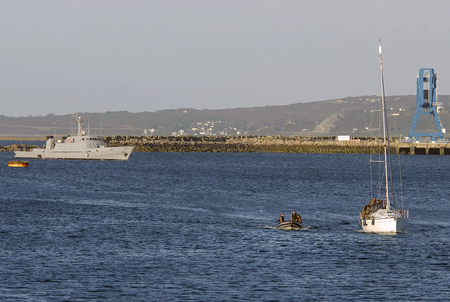 Le voilier sur lequel la saisie a eu lieu entre dans le port de Cherbourg