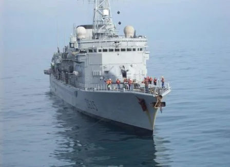 La frégate «La Motte-Picquet» au début du remorquage par le 