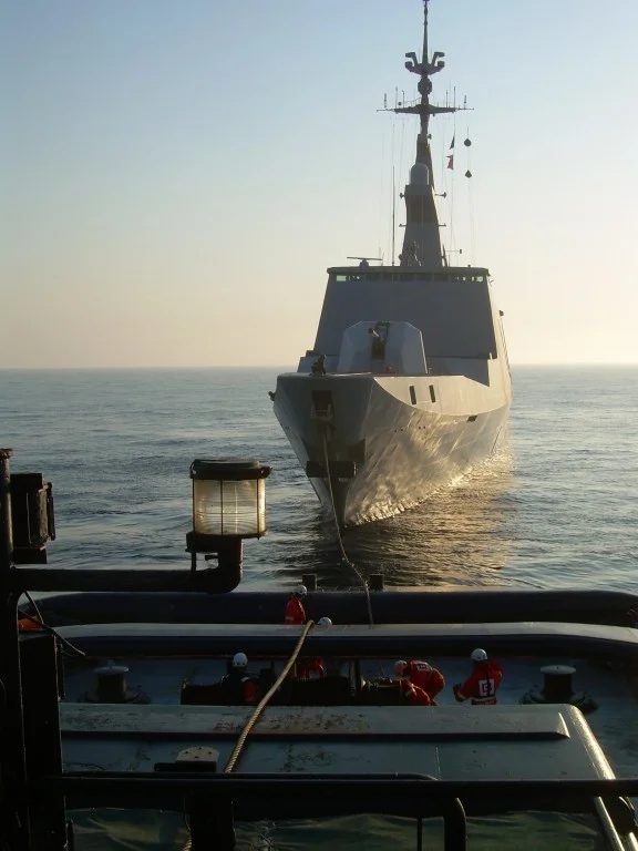 La frégate Aconit remorquée par l’Abeille Flandre