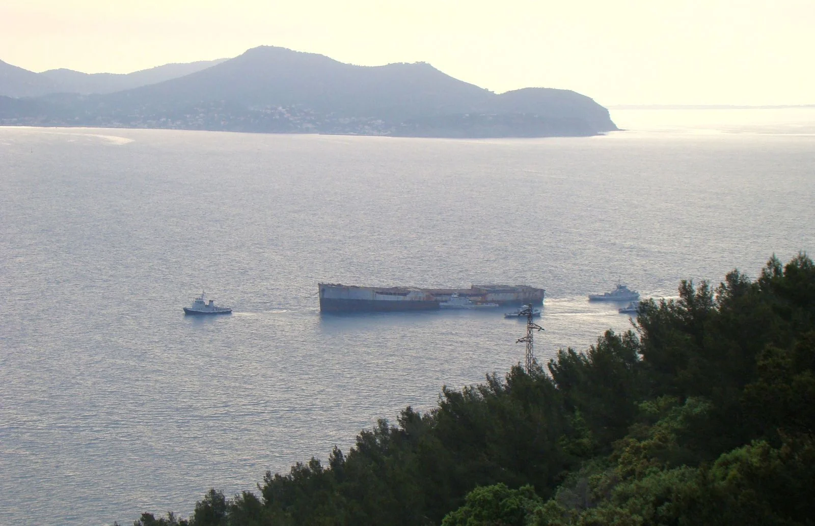 Arrivée à Toulon de la coque de l’ex-pétrolier Saône