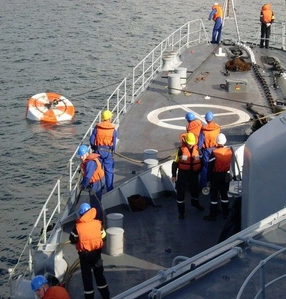 L'équipe de plage avant du Tourville passe la touline