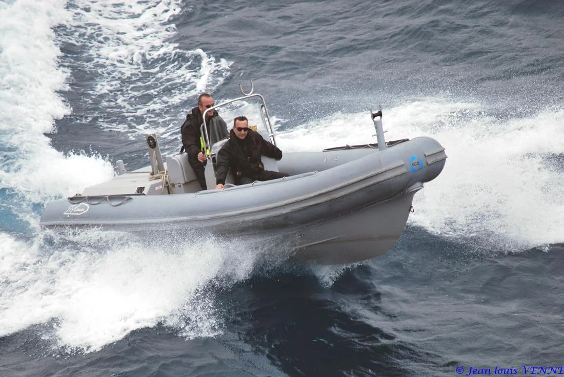 Une embarcation rapide suspecte simule une attaque terroriste