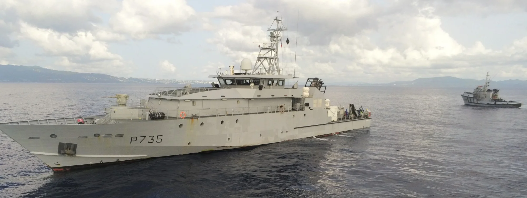 Le patrouilleur La Combattante et le remorqueur Maïto