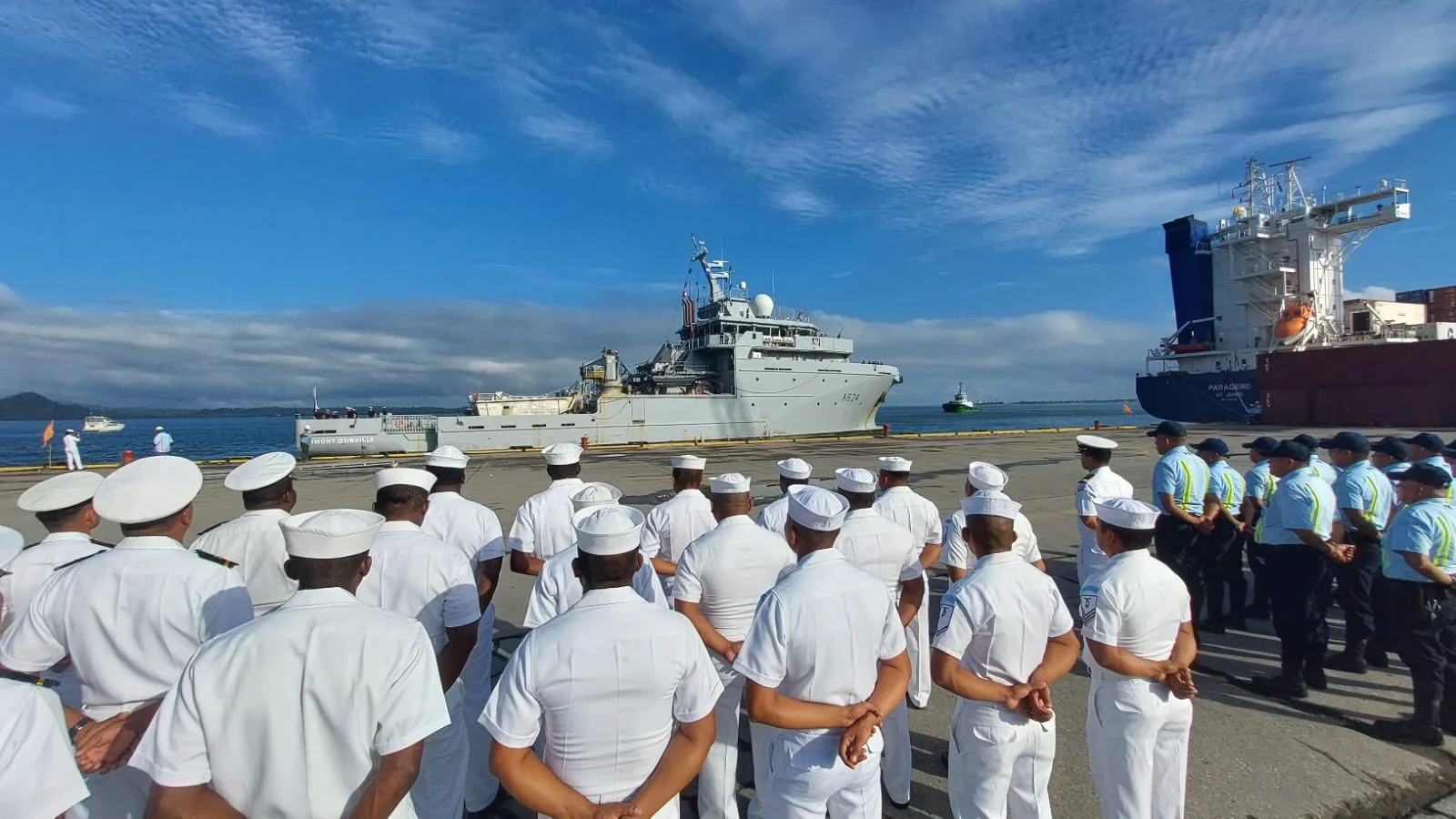 Le bâtiment de soutien Dumont d’Urville accoste à Santo Tomás de Castilla (Guatémala)