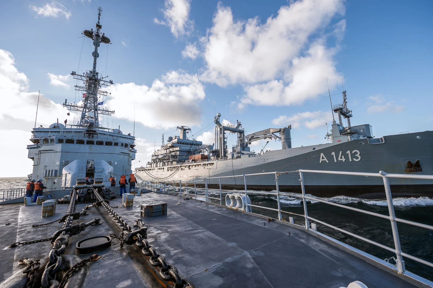 Ravitaillement à la mer du Latouche-Tréville avec le pétrolier ravitailleur allemand Bonn
