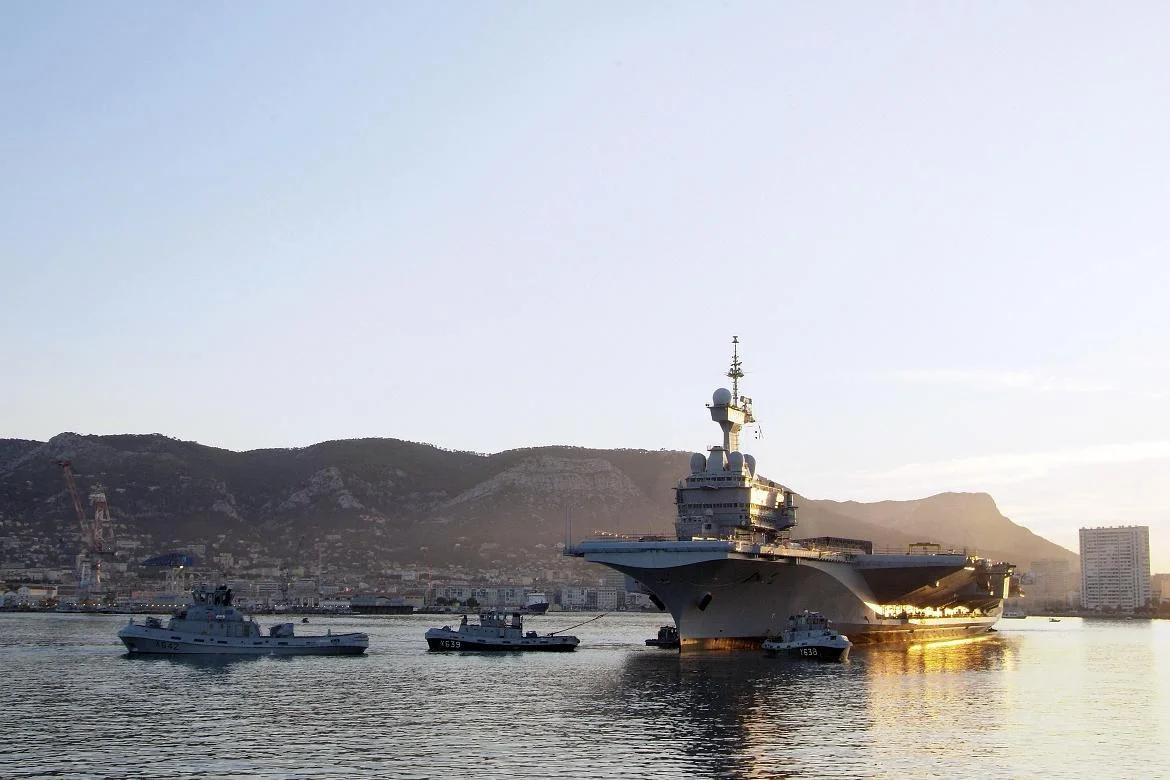 Sortie du bassin du porte-avions Charles de Gaulle